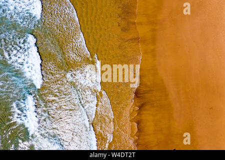 Antenne Top Shot aus dem Meer an den Strand Stockfoto
