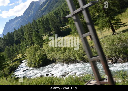 Fluss, Bernina Express, Schweiz Stockfoto