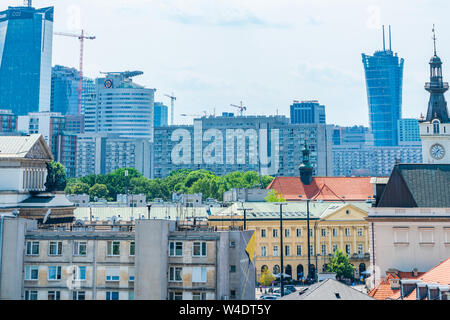 Warschau, Polen - 19 JULI 2019: in Warschau das vielfältige Architektur spiegelt die turbulente Geschichte der Stadt vom gotischen Kirchen und neoklassizistischen Palast Stockfoto