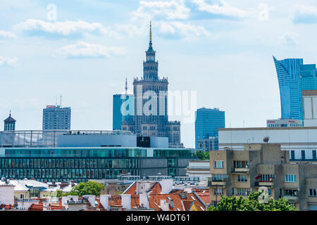 Warschau, Polen - 19 JULI 2019: in Warschau das vielfältige Architektur spiegelt die turbulente Geschichte der Stadt vom gotischen Kirchen und neoklassizistischen Palast Stockfoto
