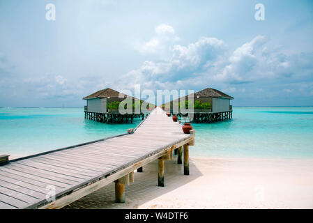 Meeru Island Malediven April 2019. - Amazing tropical Overwater Bungalow Resort am Strand. Stockfoto