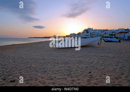 Traditionelles Fischerboot am Strand in Armacao de Pera bei Sonnenuntergang Stockfoto