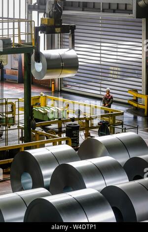 Stahl in Rollen in einem Lager, ThyssenKrupp Steel, Duisburg, Ruhrgebiet, Nordrhein-Westfalen, Deutschland Stockfoto