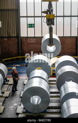 Stahl in Rollen in einem Lager, ThyssenKrupp Steel, Duisburg, Ruhrgebiet, Nordrhein-Westfalen, Deutschland Stockfoto