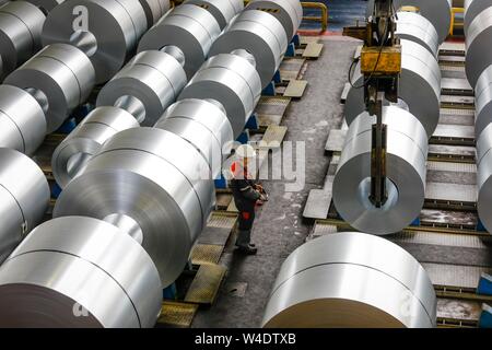 Stahl in Rollen in einem Lager, ThyssenKrupp Steel, Duisburg, Ruhrgebiet, Nordrhein-Westfalen, Deutschland Stockfoto