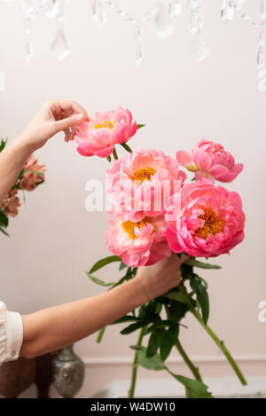 Die Hände der jungen Floristin Frau, die modernen Blumenstrauß Stockfoto
