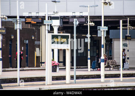 Gatwick Airport Station Schild Stockfoto