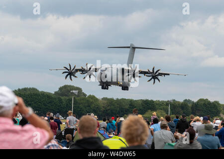 Airbus A400M Atlas Landung am letzten Tag des jährlichen RIAT zeigen, die als größte militärische Airshow der Welt mit teilnehmenden Flugzeuge aus der ganzen Welt fliegen mit dem auf der Welt angesehen wird. 20 Nationen nahmen teil und über 200.000 Menschen wurden erwartet über die 3 Tage für die diesjährige Veranstaltung feiert 70 Jahre NATO. Stockfoto