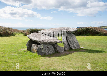 Aufnahme einer alten Grabstätte im Süden Irlands, mit einem schönen Blick auf das Meer. Stockfoto