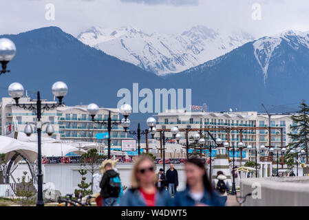 Sotschi - APR 11: Damm des Olympic Park in Sotschi und Landschaft mit Bergen und Menschen am 11. April. 2019 in Russland Stockfoto