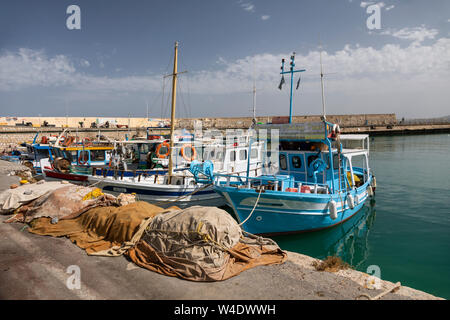 Fischerboote in den alten venezianischen Hafen von Heraklion, Kreta, Griechenland Stockfoto