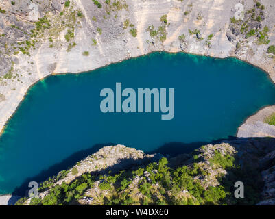 Luftbild des Blauen Sees (modro Jezero) in Kroatien Stockfoto