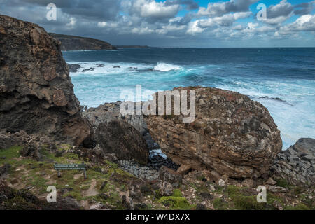 Pelzrobben am Kap Couedic, Kangaroo Island, South Australia an einem stürmischen Tag mit hohen Wellen und die Brandung in den kommenden von Ocean Stockfoto