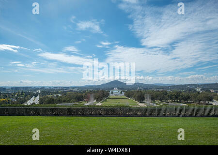 Blick NE aus Capital Hill, Canberra mit der Begründung der derzeitigen Parlament House und Old Parliament House in der Ferne Stockfoto
