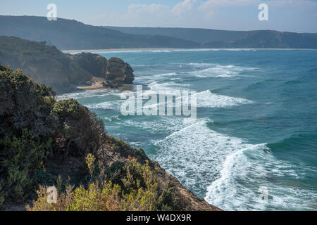 Surf's Up! Serie von Wellen mit Schaumigem Surf Roll auf dem Ufer entlang der Great Ocean Road Victoria, Australien. Stockfoto