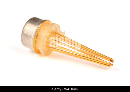 Altes Radio eine Komponente, eine integrierte Chip im Metallgehäuse mit den Kontakten mit Gold auf einem weißen Hintergrund. Hochauflösendes Foto. Volle DEP Stockfoto
