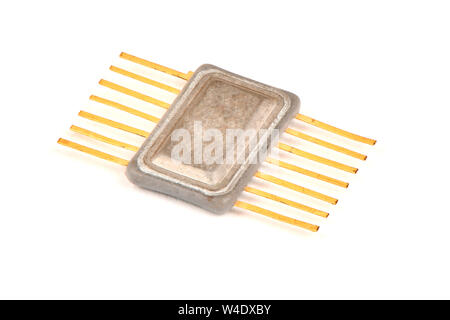 Altes Radio eine Komponente, eine integrierte Chip im Metallgehäuse mit den Kontakten mit Gold auf einem weißen Hintergrund. Hochauflösendes Foto. Volle DEP Stockfoto