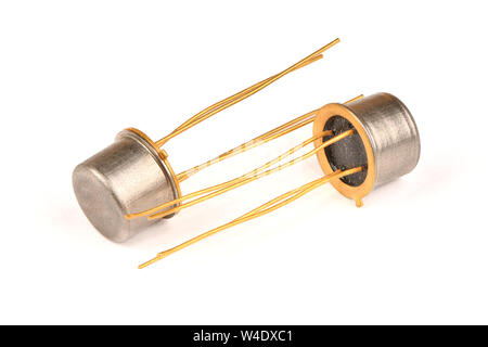 Altes Radio Komponente, die Halbleiter Transistor mit den Kontakten mit Gold auf einem weißen Hintergrund. Hochauflösendes Foto. Die volle Tiefe von Fiel Stockfoto