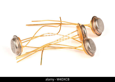 Altes Radio Komponente, die Halbleiter Transistor mit den Kontakten mit Gold auf einem weißen Hintergrund. Hochauflösendes Foto. Die volle Tiefe von Fiel Stockfoto