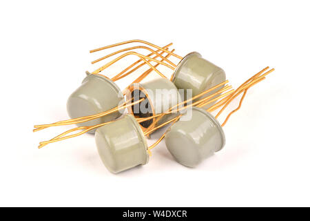 Altes Radio Komponente, die Halbleiter Transistor mit den Kontakten mit Gold auf einem weißen Hintergrund. Hochauflösendes Foto. Die volle Tiefe von Fiel Stockfoto