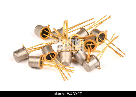 Altes Radio Komponente, die Halbleiter Transistor mit den Kontakten mit Gold auf einem weißen Hintergrund. Hochauflösendes Foto. Die volle Tiefe von Fiel Stockfoto
