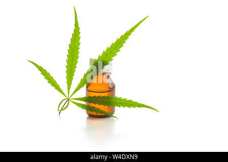 Marihuana Cannabis leaf und Cannabis Öl im Krug auf weißem Hintergrund zu extrahieren. Stockfoto