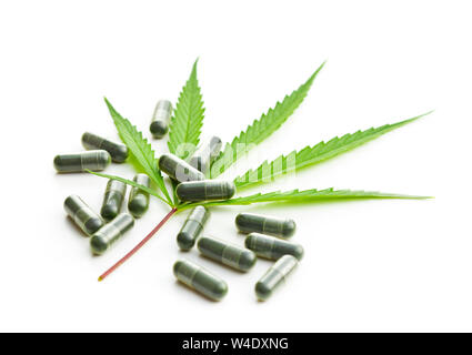 Marihuana Cannabis Blätter und Pillen auf weißem Hintergrund. Stockfoto