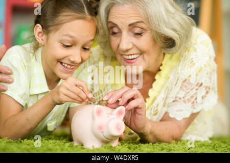 Portrait von glücklich schöne Oma mit Enkelin Stockfoto