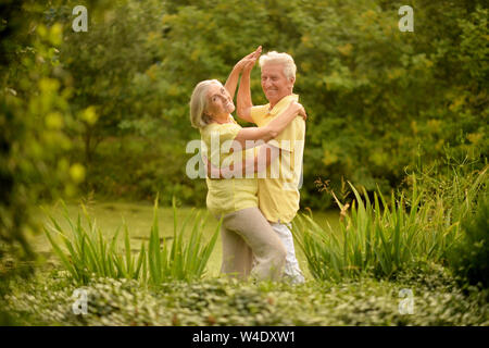 Portrait von Happy senior Paar tanzen und posiert in Sommer Park Stockfoto