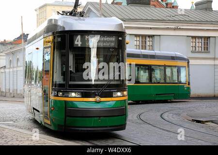 Grüne Helsinki Tram Nummer 4 dreht die Ecke auf Aleksanterinkatu, Helsinki, Finnland. Juli 2, 2019. Stockfoto