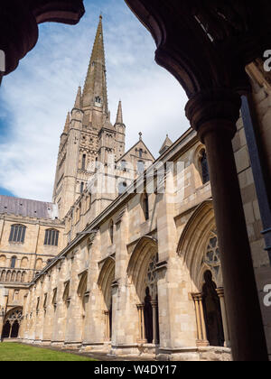 Norwich Cathedral, die von einem kreuzgang Arch, Norwich, Norfolk, England, UK gerahmt Stockfoto