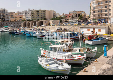 Fischerboote in den alten venezianischen Hafen von Heraklion, Kreta, Griechenland Stockfoto