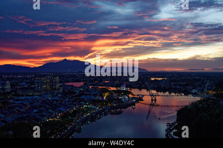 Brennende rote Himmel und Wolken über Guning Serapi Berge bei Sonnenuntergang in Kuching, Sarawak, Malaysia Stockfoto