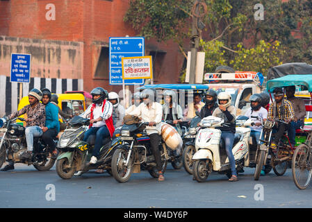 NEU-DELHI - 24. FEBRUAR: Schwerer Motorradverkehr in Neu-Delhi am 24. Februar. 2018 in Indien Stockfoto