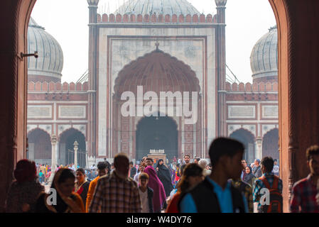 NEW DELHI - Feb 24: Menschen bei der Jama Masjid Moschee in Neu Delhi am 24. Februar. 2018 in Indien Stockfoto