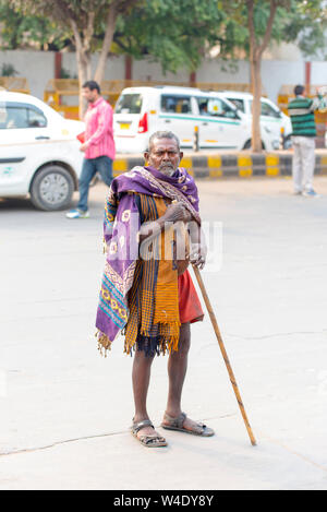 Armer Indianermann in einer Straße in Neu-Delhi am 24. Februar. 2018 in Indien Stockfoto