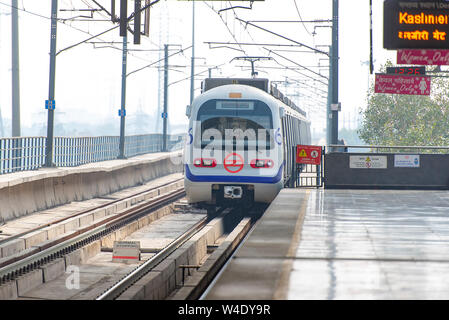 NEW DELHI - Feb 24: Neu Delhi Metro Station und ein moderner Zug, am 24. Februar. 2018 in Indien Stockfoto