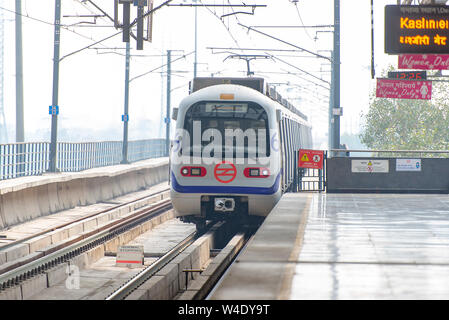 NEW DELHI - Feb 24: Neu Delhi Metro Station und ein moderner Zug, am 24. Februar. 2018 in Indien Stockfoto