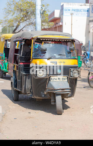 NEW DELHI - Feb 24: Traditionelle Auto-rikscha Autos in Neu Delhi am 24. Februar. 2018 in Indien Stockfoto