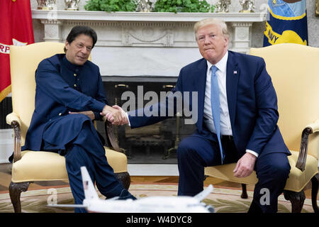 Washington, District of Columbia, USA. 22. Juli, 2019. US-Präsident Donald J. Trumpf (R) und Premierminister von Pakistan Imran Khan (L) Hände schütteln bei ihrem Treffen im Oval Office des Weißen Hauses in Washington, DC, USA, 22. Juli 2019. Die beiden Politiker erörterten regionale Sicherheitsprobleme und wirtschaftliche Unterstützung der Credit: Michael Reynolds/CNP/ZUMA Draht/Alamy leben Nachrichten Stockfoto