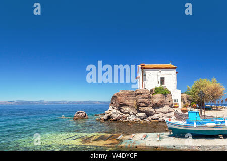 Skala Sykamias, der malerische Fischerhafen der Insel Lesvos, Griechenland. Die weiße Kapelle Panagia Gorgona, einem berühmten griechisch-orthodoxen Kirche. Stockfoto