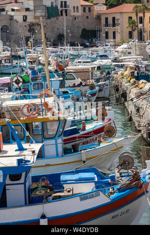 Fischerboote in den alten venezianischen Hafen von Heraklion, Kreta, Griechenland Stockfoto