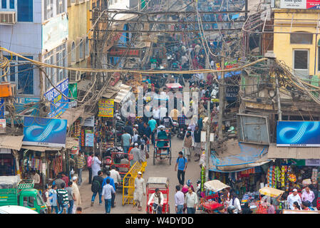 NEW DELHI - Feb 24: Leben in der Stadt von New Delhi mit Menschenmenge und Stau am 24. Februar. 2018 in Indien Stockfoto