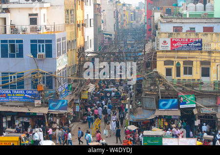 NEW DELHI - Feb 24: Leben in der Stadt von New Delhi mit Menschenmenge und Stau am 24. Februar. 2018 in Indien Stockfoto