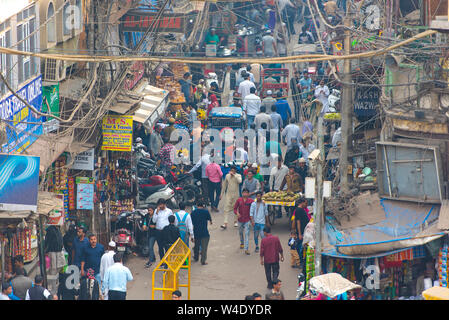 NEW DELHI - Feb 24: Leben in der Stadt von New Delhi mit Menschenmenge und Stau am 24. Februar. 2018 in Indien Stockfoto