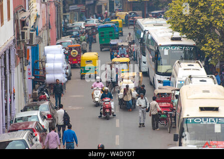 NEW DELHI - Feb 24: Leben in der Stadt von New Delhi mit Menschenmenge und Stau am 24. Februar. 2018 in Indien Stockfoto