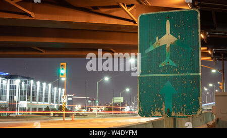 Alte, abgenutzte Grüner Flughafen im Voraus anmelden - vor Toronto Pearson International Airport in der Nacht, als der Verkehr geht über in die Nacht. Stockfoto