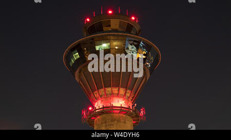 NavCanada Control Tower in Toronto Pearson International Airport (YYZ) wie in den Abendhimmel in einer klaren Nacht gesehen. Stockfoto