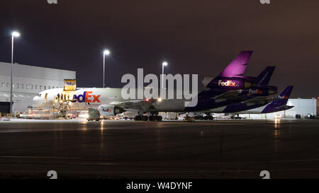 FedEx MD-11, Laden mit Cargo am Toronto Pearson Terminal spät in der Nacht. Stockfoto