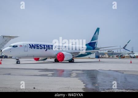 Geerdete WestJet 737 MAX. 8 (C-GZSG) auf der Rampe befindet sich an John C. Munro Hamilton International Airport (YHM) Stockfoto